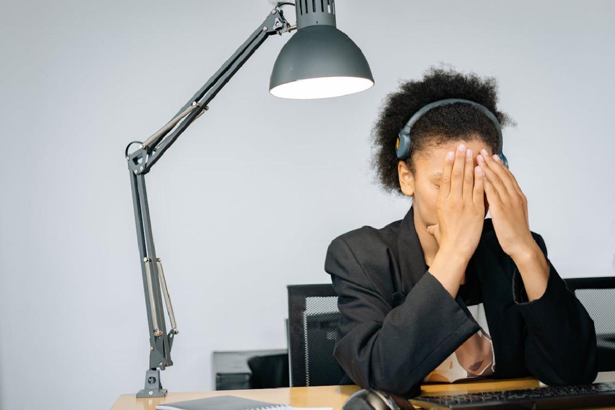 Junge Frau sitzt am Schreibtisch im Büro und arbeitet konzentriert. Symbolfoto für typische Bürojobs, bei denen eine Berufsunfähigkeitsversicherung in Österreich wichtig sein kann.