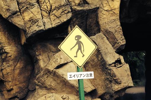 Ein Schild warnt vor Außerirdischen. Hier wäre eine Alienversicherung praktisch.