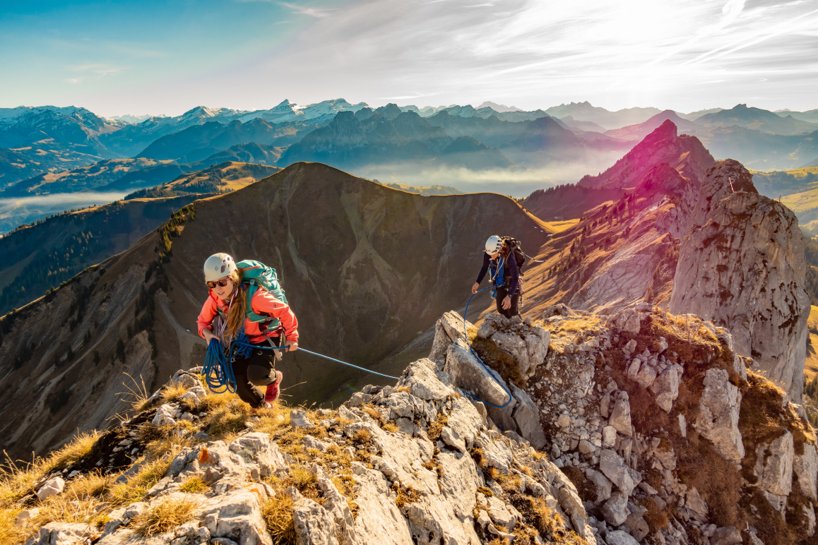 Eine Frau und ein Mann klettern auf einen Berg.