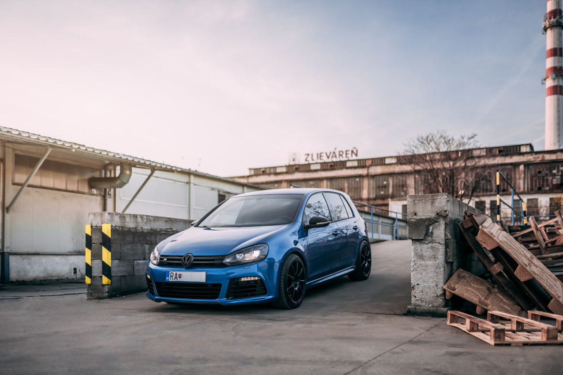 Ein blauer VW Golf.