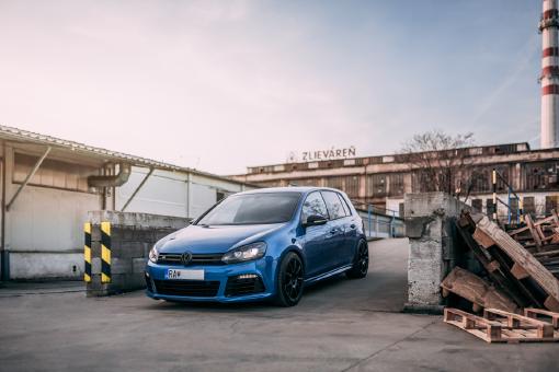 Ein blauer VW Golf.