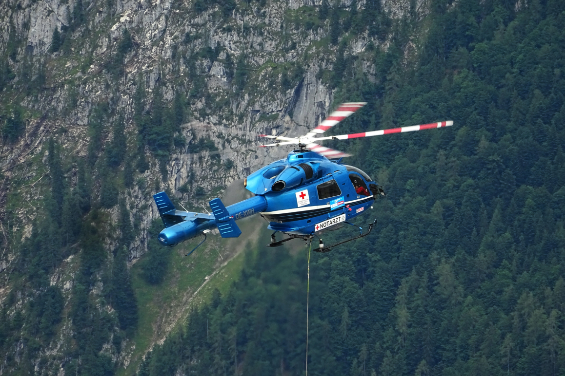 Ein blauer Notarzt-Hubschrauber, der einen Verletzten rettet.