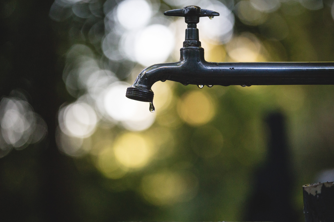 Ein tropfender Wasserhahn. Falls ein Wasserschaden entsteht, würde die Haushaltsversicherung dafür aufkommen.