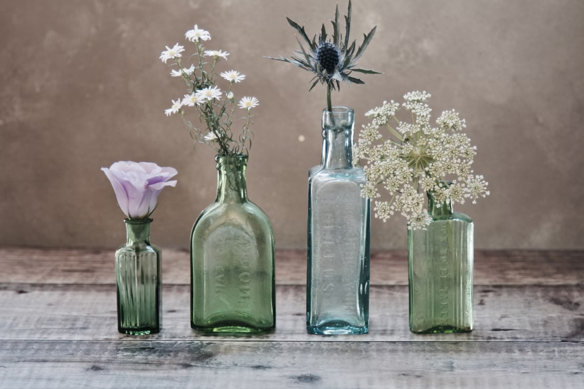 Symbolbild zur Generali Krankenversicherung: Frische Blumen in Vasen stehen für Gesundheit, Auswahl und Flexibilität – passend zur privaten Krankenversicherung in Österreich.