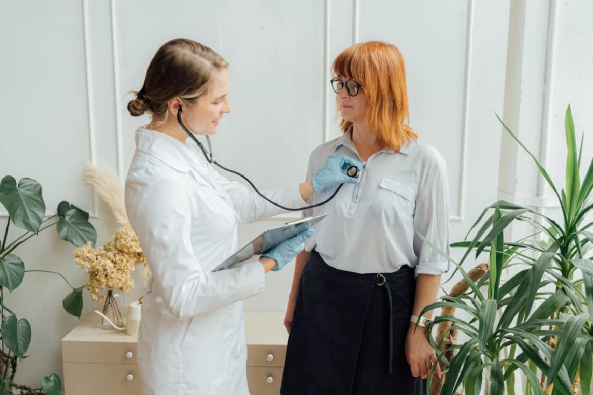 Eine Ärztin, die eine Patientin untersucht. Ein Symbolbild für den Optionstarif der privaten Krankenversicherung in Österreich.