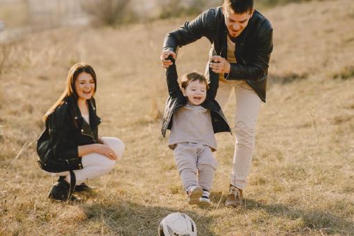 Eine Familie, die glücklich ist, da sie durch ihre private Krankenversicherung bei der Wiener Städtischen gut abgesichert ist und so ungestört Zeit in der Natur verbringen kann.