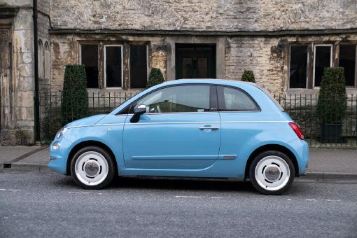 Ein blauer Fiat 500.