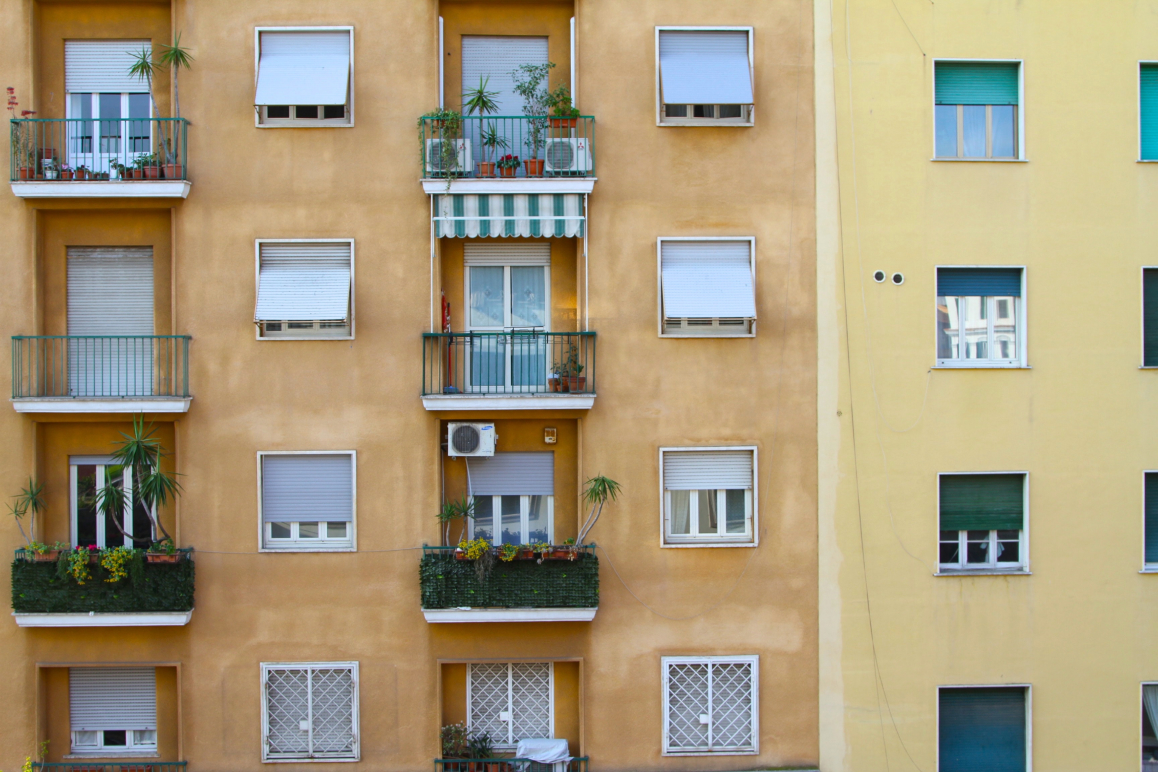 Wohnungsfenster an einem Sommertag in Rom, Italien.