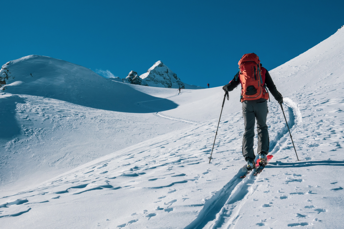 Ein Skitouren-Geher, der gerade den Berg hinauf geht.