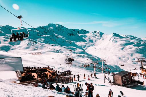 Ein schöner Winterurlaub im Gebirge.