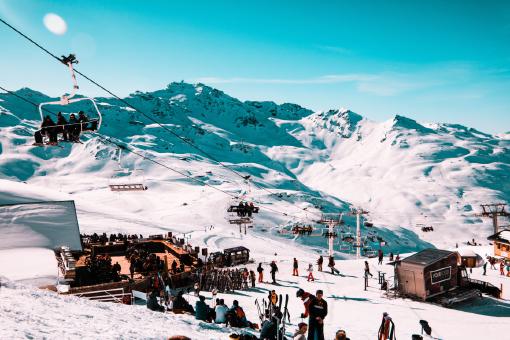 Ein schöner Winterurlaub im Gebirge.