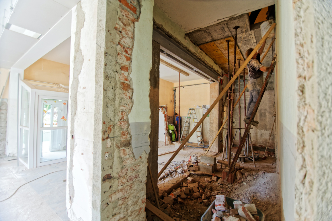 Personen, die gerade ein Haus bauen. Der Hausbau ist mit den richtigen Versicherungen abgesichert.