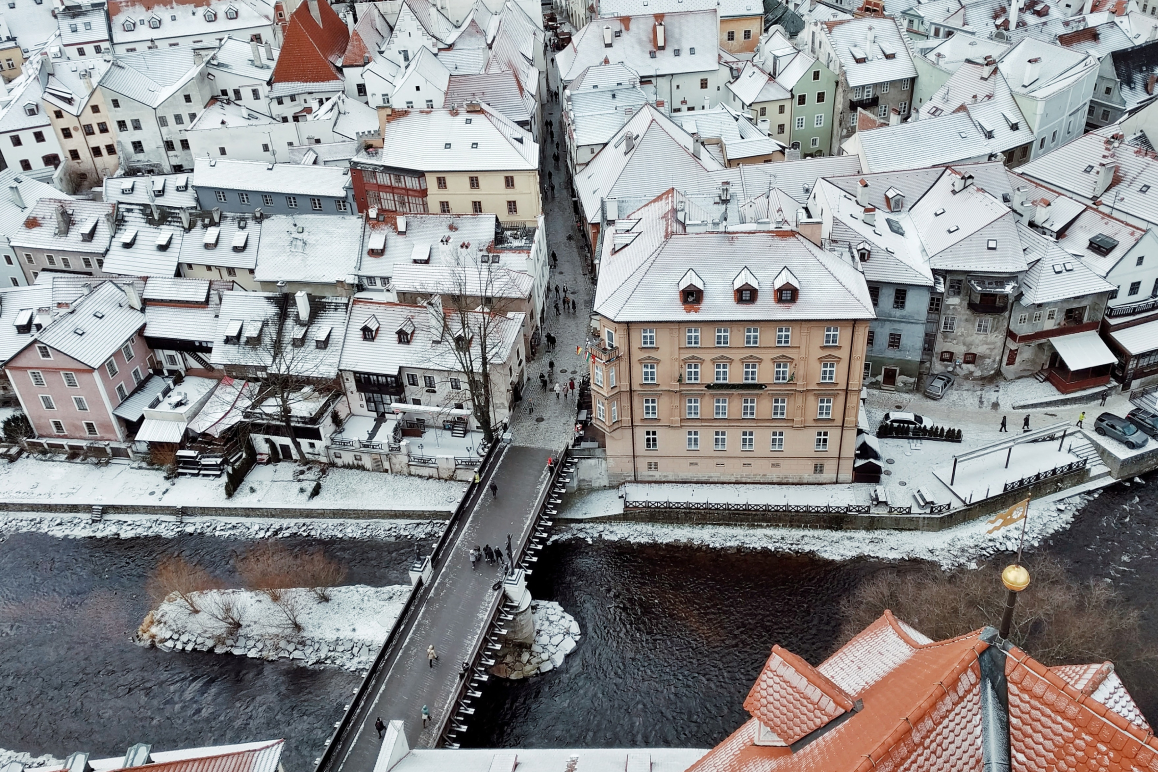 Die Häuser einer Stadt von oben. Die Dächer sind voll mit Schnee.