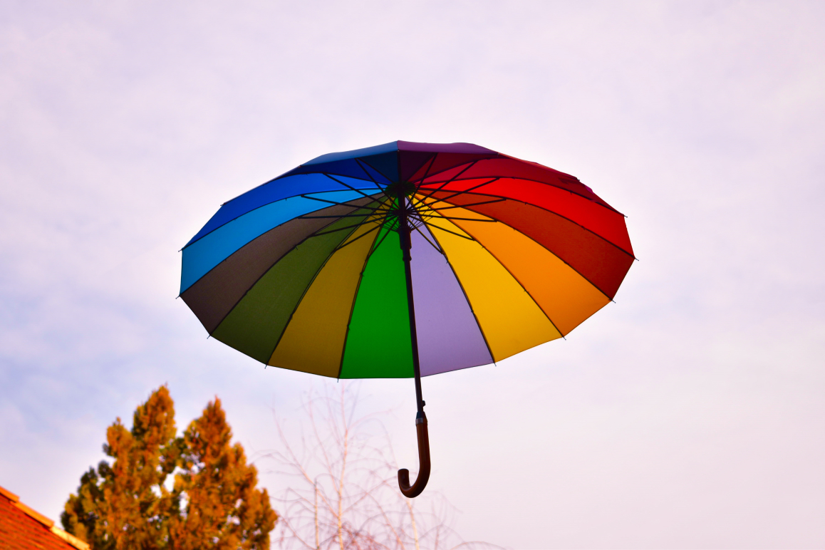 Ein Regenschirm, der durch die Luft schwebt.