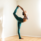 Ein Foto von einer Frau, die Yoga macht, das die Flexibilität der Berufsunfähigkeitsversicherung symbolisiert.