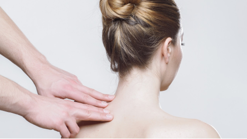 Ein Foto von einer Frau, die massiert wird, das die Kostenerstattung von Physiotherapie von der Privatarzt-Versicherung symbolisiert.