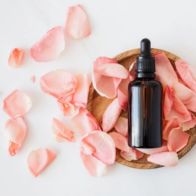 Ein Bild einer medizinischen Falsche mit Rosenblättern im Hintergrund, das die Absicherung der Gesundheit über eine Privatarzt-Versicherung symbolisiert.