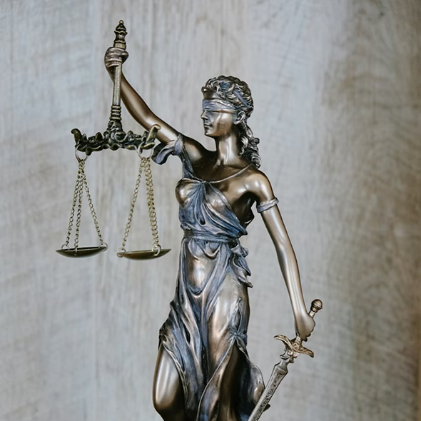Eine Statue von Justitia, die die Absicherung über eine Rechtsschutzversicherung symbolisiert.