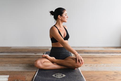 Eine Frau, die gerade Yoga macht.