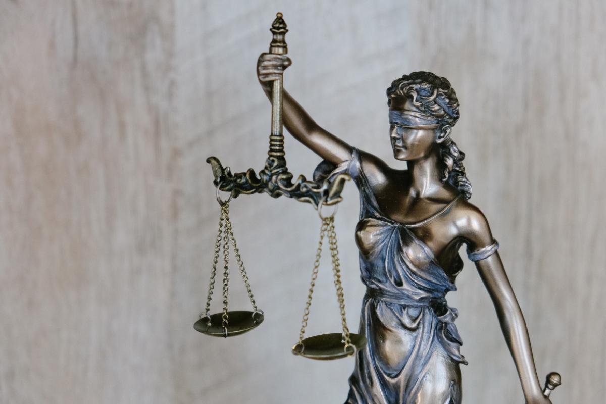 Eine Statue von Justitia. Ein Symbolbild für die Rechtsschutzversicherung in Österreich.